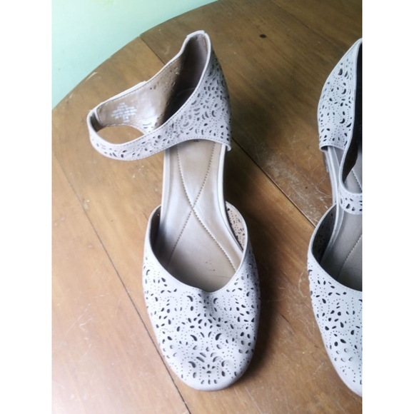 Women's Easy Spirit Beige Laser Cut Wedge Sandals Size 11 - Picture 2 of 9